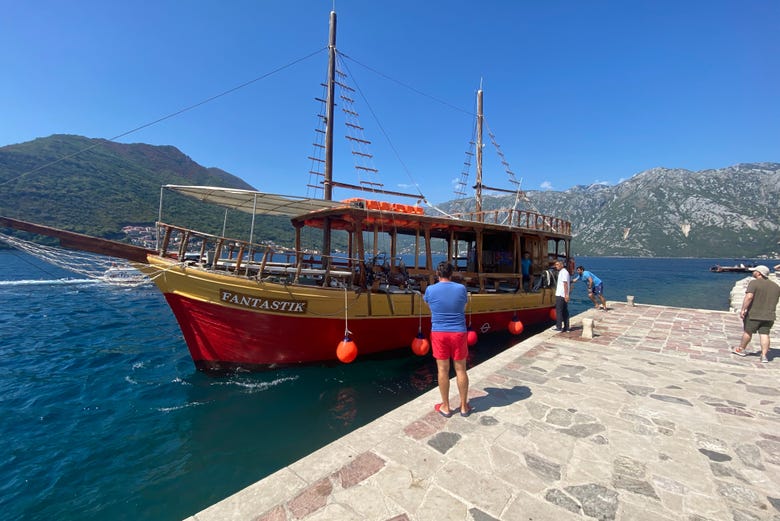 Barca tipica per navigare nella baia di Kotor
